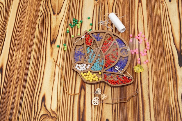 Kolorowy zestaw do wyszywania z motywem ludowym